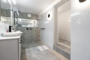 Renovated Townhouse Close to the CBD and Schools - Image 4
