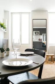 Bright 1-bedroom apartment with sunny terrace - Image 3