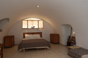 Recently Renovated -Historic, Charming & Cosy 1BDR - Image 2
