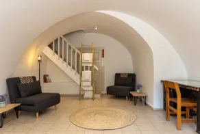 Recently Renovated -Historic, Charming & Cosy 1BDR - Image 3