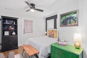 Chic Flat: 4 blks to Square - Image 2