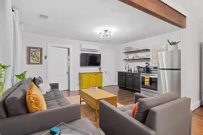 Chic Flat: 4 blks to Square - Image 4