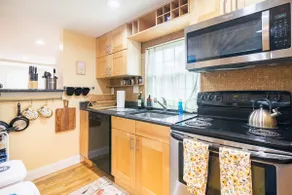 Bright & Spacious Heart of College Hill Fox Point - Image 2