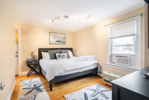 Bright & Spacious Heart of College Hill Fox Point - Image 4