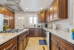 3 Story home w/ 10 beds & Free off-street parking - Image 2