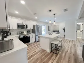 Stunning Modern 4/2 Pool Home! - Image 4