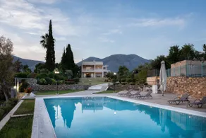 Eretria Luxurious Seafront Villa - Image 5