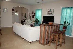 Modern home - quiet neighborhood - Image 3