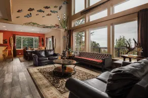 Mountainside Estate: Hot tub, theater, iconic view - Image 4