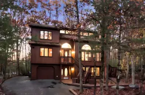 HUGE Poconos Mansion w Hot Tub, Game Room, FirePit - Image 5