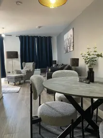Contemporary Haven: 4-Bed House in Dagenham - Image 3