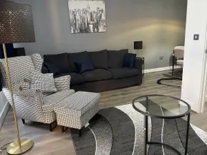 Contemporary Haven: 4-Bed House in Dagenham - Image 4