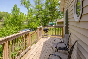 Lakeside Cozy Cabin, Kayak+BBQ+Deck+FirePit+Games - Image 5