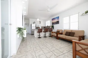 R&V Combate Beach House, 2nd Floor with Pool - Image 2