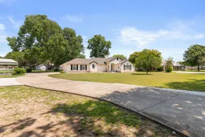 Charming McQueeney House - Image 2
