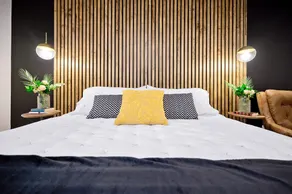 Luxe Modern Retreat - Large Groups (2 King/3 Qns) - Image 2