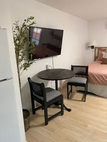 Liz’s clean comfortable studio - Image 5