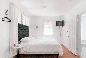 Stylish Midcentury Studio in Trendy Park Circle - Image 4