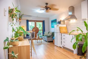 Leafy green guesthouse with pool - Image 3
