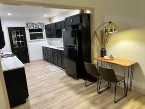 EV Charging 2 Bedroom near Downtown Monroeville - Image 4