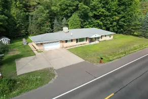 Trail Access - Large 3 Bedroom Home with garage - Image 2