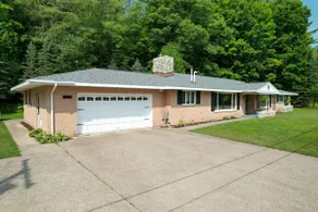 Trail Access - Large 3 Bedroom Home with garage - Image 5