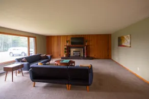 Trail Access - Large 3 Bedroom Home with garage - Image 3
