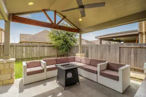 7min from IAH @Houston Luxury 4BR w/ patio - Image 2