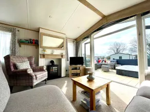 Meadow View Hot tub lodge, Free Hoburne passes - Image 3