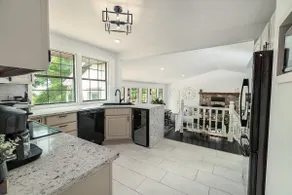 County gem centrally located w/fireplace & hot tub - Image 4