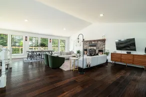 County gem centrally located w/fireplace & hot tub - Image 2