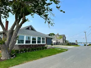 Charming Westbrook Cottage, Steps to Private Beach - Image 4