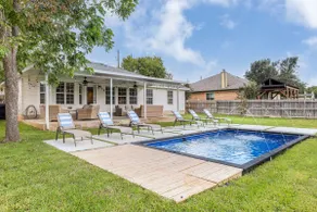 Year-Round Pool, Near Austin, Stocked Kitchen - Image 2