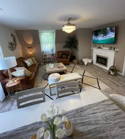 Uptown Penthouse on Pine:By Lake - Image 3
