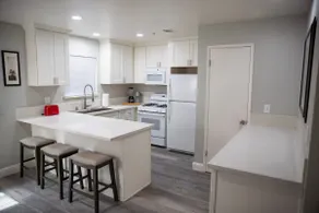 Charming 2-Bedroom Condo - Image 4