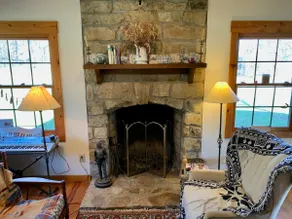 Woodland Oasis: Historic Cabin with Modern Comfort - Image 4
