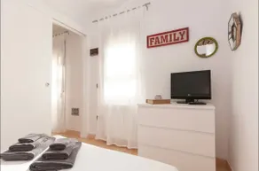 Cozy apartment by Plaça d'Espanya - Image 5