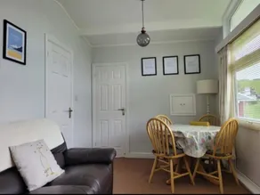 Cosy Chalet, Seasonal Pool & Play Park Llansteffan - Image 3