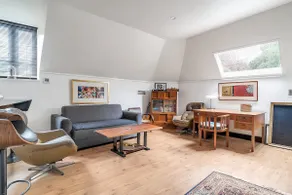 Cozy Apartment w/ Terrace Close to City Center - Image 4