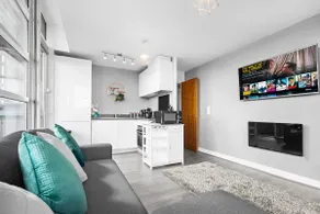 Luxury stay with scenic views - Image 4