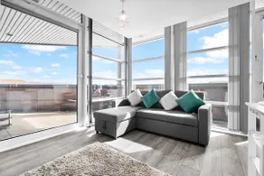 Luxury stay with scenic views - Image 2