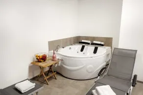 Chic Apartments with Finnish Sauna and Jacuzzi - Image 3