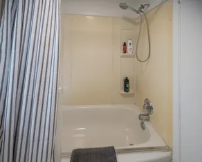 Budget downtown apt | Free parking | 3rd floor - Image 3