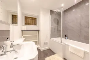 Beautifully Refurbished 2BD Flat- Clapham - Image 3