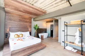 Seafront Luxury Suites - Modern 1st floor - Image 2
