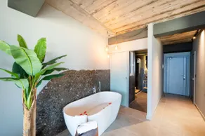 Seafront Luxury Suites - Modern 1st floor - Image 4