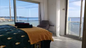 Bright 74 m² beachfront 2 bedroom - Image 3