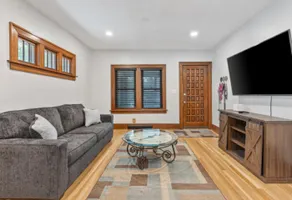 Cozy Fenced Home Near Zoo & Golf Course. - Image 2