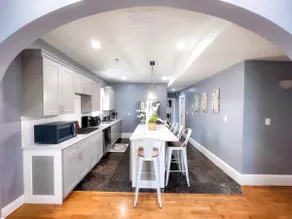 Elegant 4/Bed 2/Bath Near Boston With Parking - Image 2