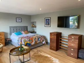 Stylish Retro Hotel Room above Pub - Image 5